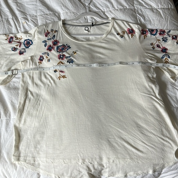 Akemi + Kin  XS Oversized off-white embroidered flutter sleeve short sleeve top. - Picture 3 of 7